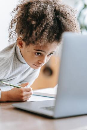 Die Konsequenzen der erhoehten Verwendung der Bildschirme an den Kinderaugen.